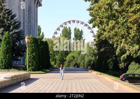 18 agosto 2023 - Bishkek in Kirghizistan, Asia centrale: Le persone godono della loro vita quotidiana nella capitale Foto Stock