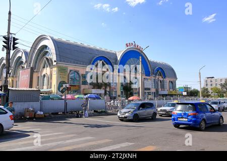 18 agosto 2023 - Bishkek in Kirghizistan, Asia centrale: Le persone godono della loro vita quotidiana nella capitale Foto Stock