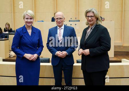 Bundesrat, 1037. Plenarsitzung Manuela Schwesig SPD Ministerpraesident von Mecklenburg-Vorpommern als neue Bundesratspraesidentin gemeinsam mit ihren Stellvertretern Peter Tschentscher und Anja Rehlinger als neues Praesidium im Plenarsaal bei der 1037. Bundesratssitzung, Berlino, 20.10.2023 Berlin Berlin Deutschland *** Bundesrat, 1037 Plenary Session Manuela Schwesig SPD State Premier del Meclemburgo Vorpommern come nuovo Presidente del Bundesrat insieme ai suoi vice Peter Tschentscher e Anja Rehlinger come nuovo Presidium nella sala plenaria della sessione del Bundesrat 1037, Berlino, 20 10 2023 Berlino Foto Stock