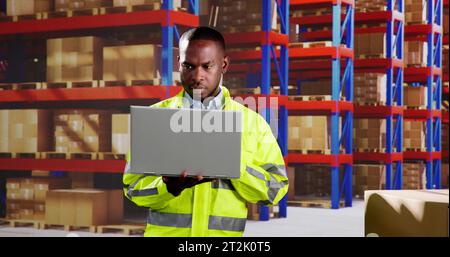 Magazzino digitale e magazzino logistico. Personale che lavora Foto Stock