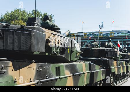 Convoglio di carri armati militari per le strade della capitale europea. Parata militare polacca all'aperto. Bandiere della Polonia. Foto di alta qualità Foto Stock