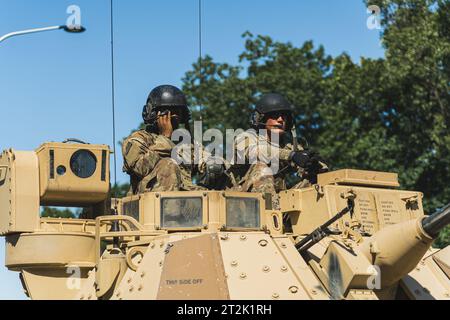 16.08.2023 Varsavia, Polonia. Ritratto all'aperto delle forze militari statunitensi durante la parata militare polacca nel carro armato da battaglia M1 Abrams. Foto di alta qualità Foto Stock