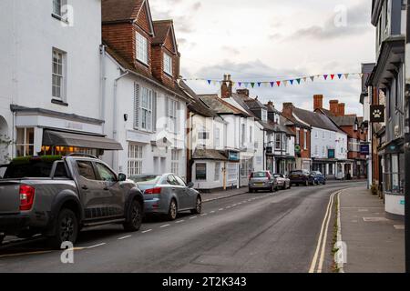 Four Street Topsham la mattina presto in un giorno della settimana Foto Stock