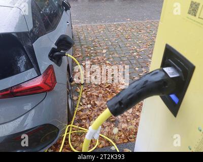 Stromtankstelle Aufkleber, Quadratisch, 30x30 Mm – Wetterfest, UV-beständig, Für Innen/außen