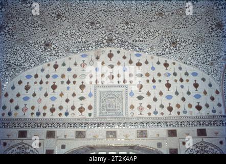 Il Palazzo della città di Jaipur è una residenza reale ed ex sede amministrativa dei governanti dello Stato di Jaipur a Jaipur, Rajasthan. La costruzione iniziò poco dopo la fondazione della città di Jaipur sotto il regno del maharaja Sawai Jai Singh II, che spostò la sua corte a Jaipur da Amber, nel 1727. Foto Stock