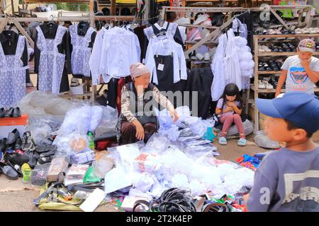 Agosto 25 2023 - Kotschkor, Kochkor in Kirghizistan: Popolazione locale al mercato della città Foto Stock