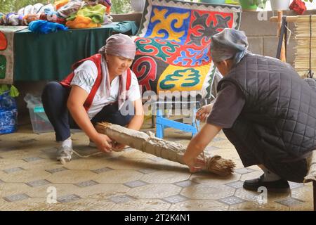 Agosto 25 2023 - Kotschkor, Kochkor in Kirghizistan: Fabbricazione tradizionale di tappeti in feltro Foto Stock