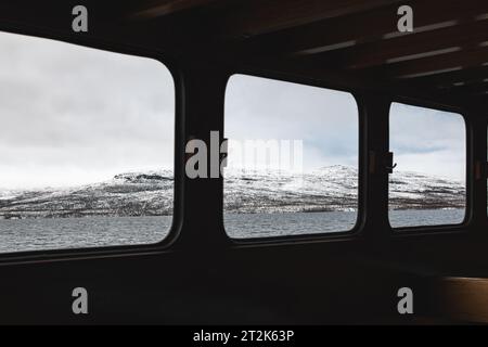 Vista dalla finestra di una nave da crociera nel lago in Finlandia Foto Stock