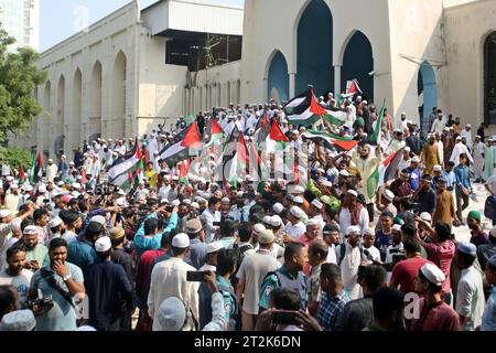 Dhaka, Wari, Bangladesh. 20 ottobre 2023. I musulmani bengalesi si riuniscono in una protesta di solidarietà con il popolo palestinese alla Moschea Nazionale di Baitul Mukarram dopo la preghiera di venerdì, a Dacca, Bangladesh il 20 ottobre 2023. (Immagine di credito: © Habibur Rahman/ZUMA Press Wire) SOLO USO EDITORIALE! Non per USO commerciale! Foto Stock