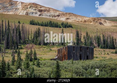 Una cabina crollata nella città fantasma di Summitville nel sud-ovest del Colorado. Foto Stock