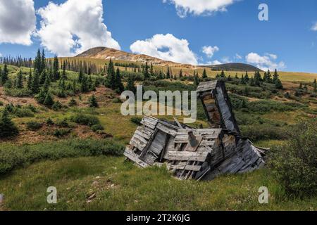 Una cabina crollata nella città fantasma di Summitville nel sud-ovest del Colorado. Foto Stock