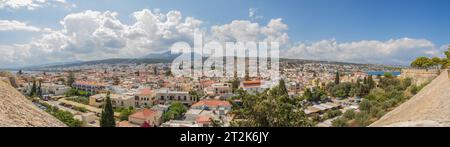 Panoramica della città di Rethymno, isola di Creta, Grecia vista dalla storica fortezza (vista panoramica) Foto Stock