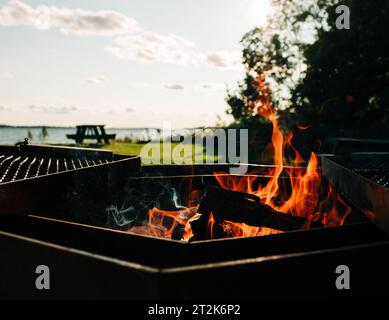 Fuoco rosso in un barbecue sulla spiaggia in Svezia Foto Stock