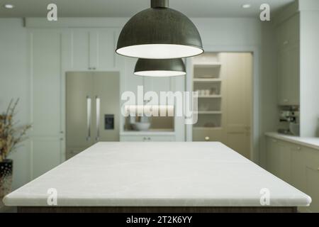 Sfondo della cucina sfocato con elettrodomestici e utensili da cucina con enfasi sul ripiano Foto Stock