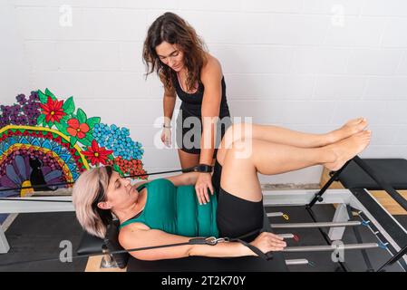 personal trainer che coaching una donna Foto Stock