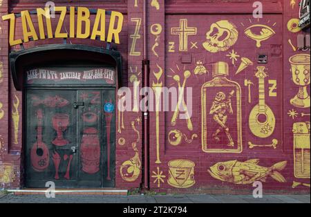 Liverpool, Regno Unito - 9 ottobre 2023 - esterno del club e bar Zanzibar in Seel Street. Bella della facciata colorata che attira l'attenzione, una di Liv Foto Stock