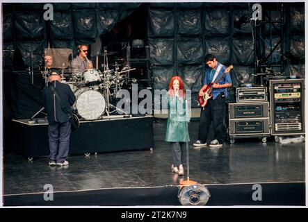 GARBAGE, EDIMBURGO, 1999: La rock band Garbage Soundchecking in Princes Street Gardens a Edimburgo, Scozia, Regno Unito, prima della loro esibizione di comando all'apertura del Parlamento scozzese il 1 luglio 1999. Shirley Manson, la cantante dei capelli rossi della band, viene dalla Scozia, ma il resto della band viene dal Wisconsin. Foto: Rob Watkins Foto Stock