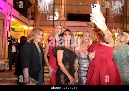 Sibel Brozat, Sabine Piller, Gitta Saxx, Alessandra Geissel, Sonja Kiefer und Giulia Siegel beim omaggio al Bambi 2023 im JW Marriott Hotel. Berlin, 19.10.2023 *** Sibel Brozat, Sabine Piller, Gitta Saxx, Alessandra Geissel, Sonja Kiefer e Giulia Siegel al Tribute to Bambi 2023 al JW Marriott Hotel Berlin, 19 10 2023 foto:XF.xKernx/xFuturexImagex tribute bambi 3178 Credit: Imago/Alamy Live News Foto Stock