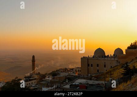 Tetto della Zinciriye Medresesi o Sultan Isa Madrasa al crepuscolo a Mardin, Foto Stock