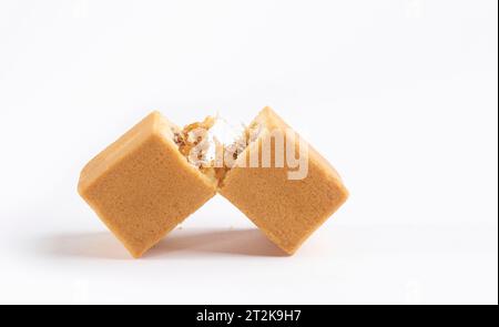 Torta all'ananas, la tradizionale pasticceria taiwanese isolata su sfondo bianco Foto Stock