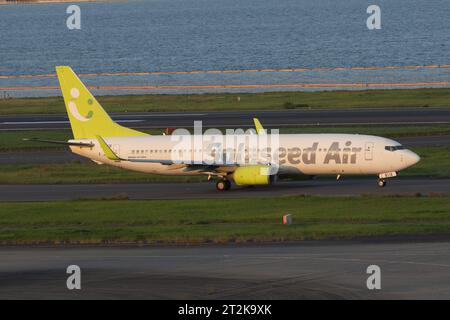 Tokyo, Giappone. 12 ottobre 2023. Un Boeing 737 Solaseed Air (JA811X) che rullava. Movimenti dell'industria aeronautica di linea all'aeroporto internazionale di Haneda Tokyo. Jet, compagnie aeree, viaggi aerei civili. (Immagine di credito: © Taidgh Barron/ZUMA Press Wire) SOLO USO EDITORIALE! Non per USO commerciale! Foto Stock