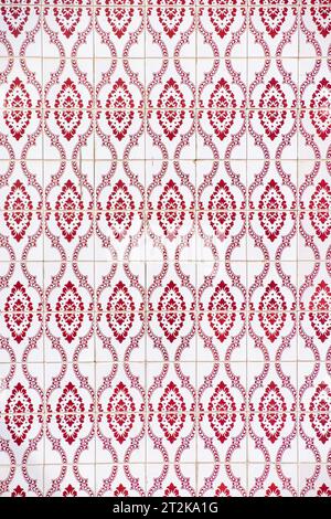 vista ravvicinata di una parete di forme geometriche rosse Foto Stock