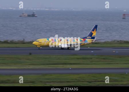 Tokyo, Giappone. 12 ottobre 2023. Un Boeing 737 Skymark Airlines (JA73AB).movimenti dell'industria aeronautica di linea all'aeroporto internazionale di Haneda Tokyo. Jet, compagnie aeree, viaggi aerei civili. (Immagine di credito: © Taidgh Barron/ZUMA Press Wire) SOLO USO EDITORIALE! Non per USO commerciale! Foto Stock