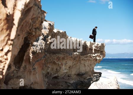 Uomo d'affari che pensa, arrabbiato e triste, con ansia per il lavoro, le opportunità di carriera e il lavoro in natura. Professionista, mockup e lavoratore aziendale alla periferia della rete Foto Stock