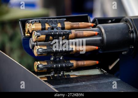 Primo piano di proiettili del calibro di 11,8 mm in una mitragliatrice coassiale, esposta alla fiera internazionale delle attrezzature militari di Belgrado Foto Stock