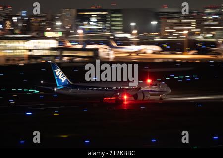 Tokyo, Giappone. 12 ottobre 2023. Un atterraggio All Nippon Airways (ANA) Boeing 787 (JA937A).movimenti dell'industria aeronautica di linea all'Aeroporto Internazionale di Tokyo Haneda. Jet, compagnie aeree, viaggi aerei civili. (Immagine di credito: © Taidgh Barron/ZUMA Press Wire) SOLO USO EDITORIALE! Non per USO commerciale! Foto Stock