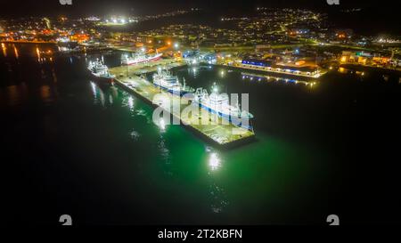 Lerwick, Shetland, Scozia, poi in drone di notte mostrando città, porto e flotta pelagica dall'alto al Mair's Pier. Foto Stock