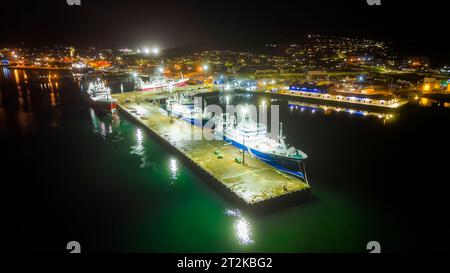 Lerwick, Shetland, Scozia, poi in drone di notte mostrando città, porto e flotta pelagica dall'alto al Mair's Pier. Foto Stock