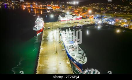 Lerwick, Shetland, Scozia, poi in drone di notte mostrando città, porto e flotta pelagica dall'alto al Mair's Pier. Foto Stock