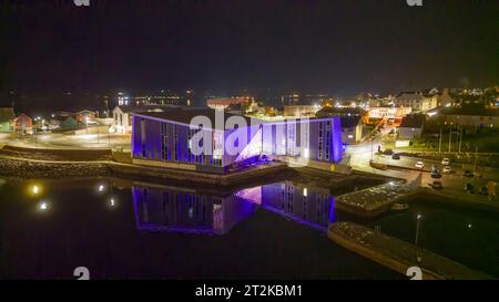 Lerwick, Shetland, Scozia, poi in drone di notte mostrando città, porto e flotta pelagica dall'alto al Mair's Pier. Foto Stock