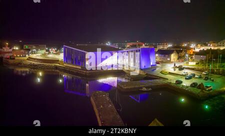 Lerwick, Shetland, Scozia, poi in drone di notte mostrando città, porto e flotta pelagica dall'alto al Mair's Pier. Foto Stock