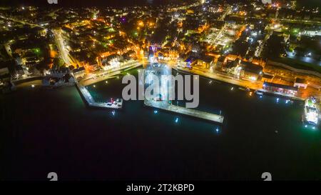 Lerwick, Shetland, Scozia, poi in drone di notte mostrando città, porto e flotta pelagica dall'alto al Mair's Pier. Foto Stock