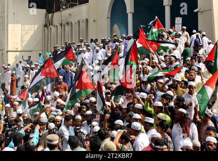 Dhaka, Bangladesh, 20/10/2023, Pro-Palästina Demo a Dacca, Bangladesh, i musulmani bengalesi si riuniscono in protesta in solidarietà con il popolo palestinese presso la Moschea Nazionale Baitul Mukarram dopo la preghiera di venerdì, a Dacca, Bangladesh il 20 ottobre 2023. Wari Dhaka District Bangladesh Copyright: XHabiburxRahmanx Credit: Imago/Alamy Live News Foto Stock