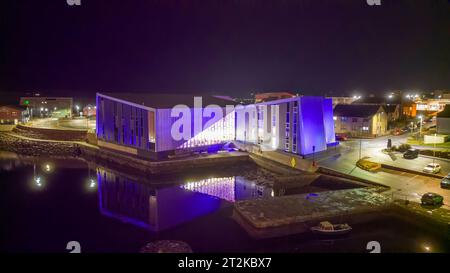 Lerwick, Shetland, Scozia, poi in drone di notte mostrando città, porto e flotta pelagica dall'alto al Mair's Pier. Foto Stock