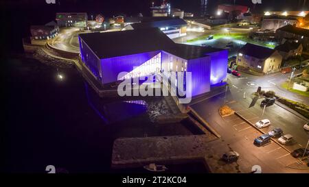 Lerwick, Shetland, Scozia, poi in drone di notte mostrando città, porto e flotta pelagica dall'alto al Mair's Pier. Foto Stock