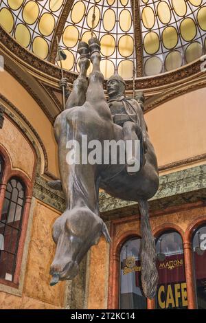 San Venceslao a cavallo morto, scultura di David Černý, 1999, centro commerciale al Palazzo di Lucerna, Václavské náměstí (Piazza Venceslao) Praga, Cechia Foto Stock