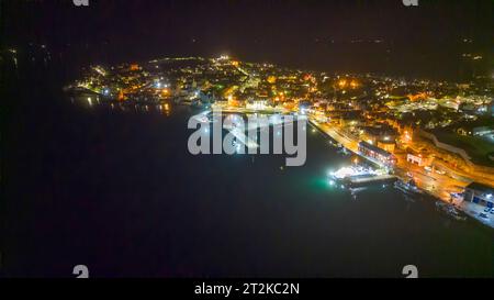 Lerwick, Shetland, Scozia, poi in drone di notte mostrando città, porto e flotta pelagica dall'alto al Mair's Pier. Foto Stock