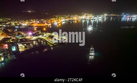 Lerwick, Shetland, Scozia, poi in drone di notte mostrando città, porto e flotta pelagica dall'alto al Mair's Pier. Foto Stock