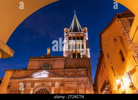 Chiesa di Notre Dame de Liesse, di notte con il suo bel campanile ad Annecy, alta Savoia, Francia. Foto Stock