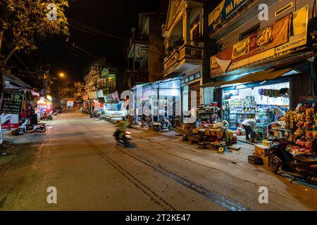 Gente del mercato Bac ha nel Vietnam del Nord Foto Stock