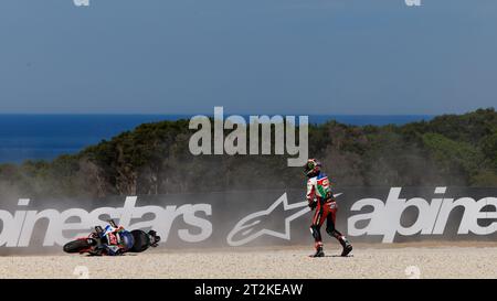 Phillip Island Grand Prix Circuit, 20 ottobre 2023: Aleix Espargaró (ESP) dell'Aprilia Racing Team Gresini si schianta durante il MotoGP Australian Motorcyle Grand Prix 2023. Corleve/Alamy Live News Foto Stock