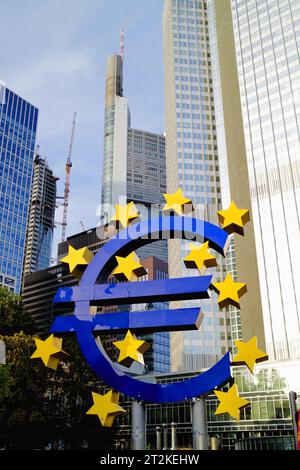 Insegna europea di Francoforte di fronte all'ex Torre Euro della BCE Foto Stock