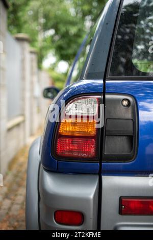 Gruppo luci di posizione posteriori per auto sul lato posteriore sinistro. Ripresa ravvicinata, profondità di campo bassa, nessuna gente. Foto Stock