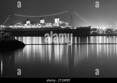 La storica RMS Queen Mary, varata nel 1934 e infine ormeggiata alla foce del fiume Los Angeles a Long Beach, California nel 1967. Foto Stock