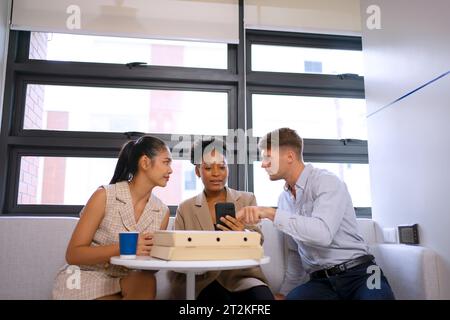 I dipendenti fanno una pausa in ufficio. Concetto di business e occupazione. Foto Stock