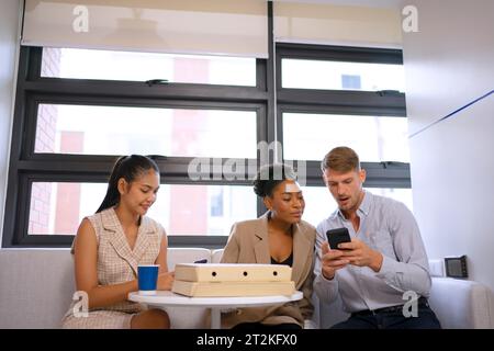 I dipendenti fanno una pausa in ufficio. Concetto di business e occupazione. Foto Stock